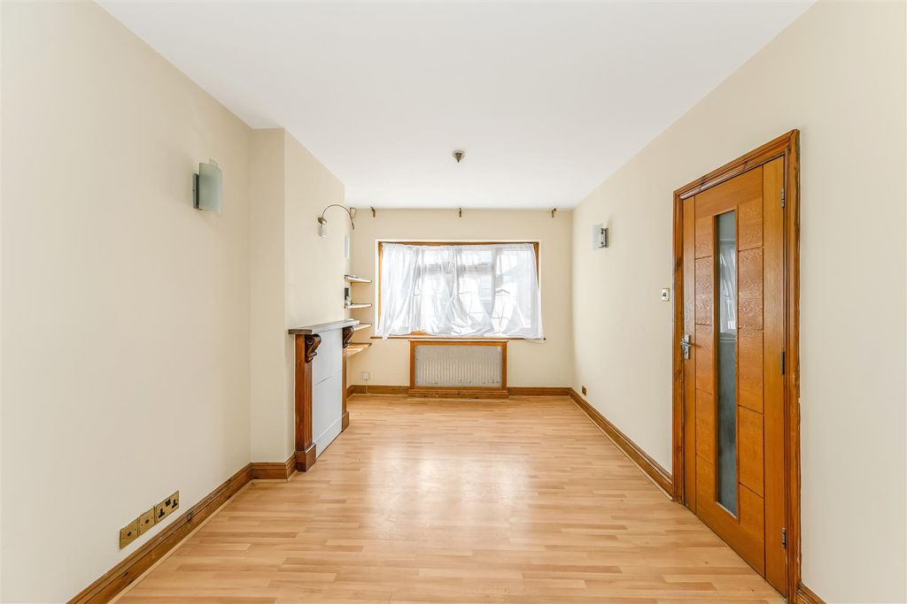 Property photo 3 of 22 82 Walpole Road-10.Jpg