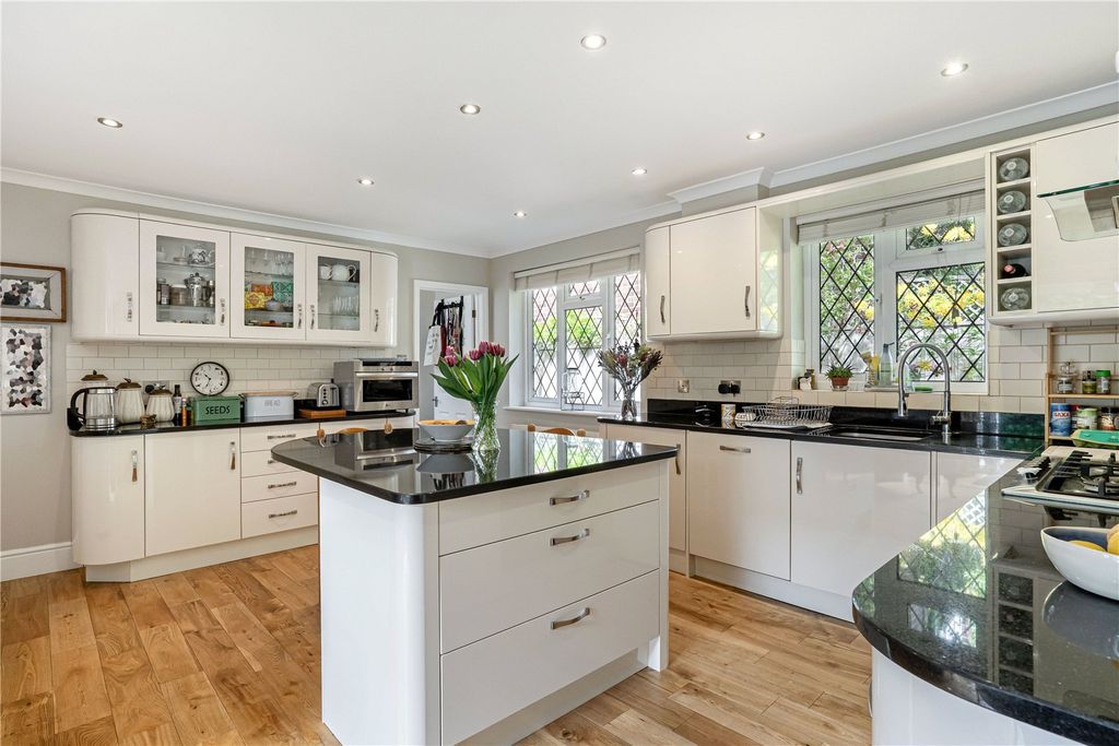 Property photo 3 of 16 Kitchen/Breakfast