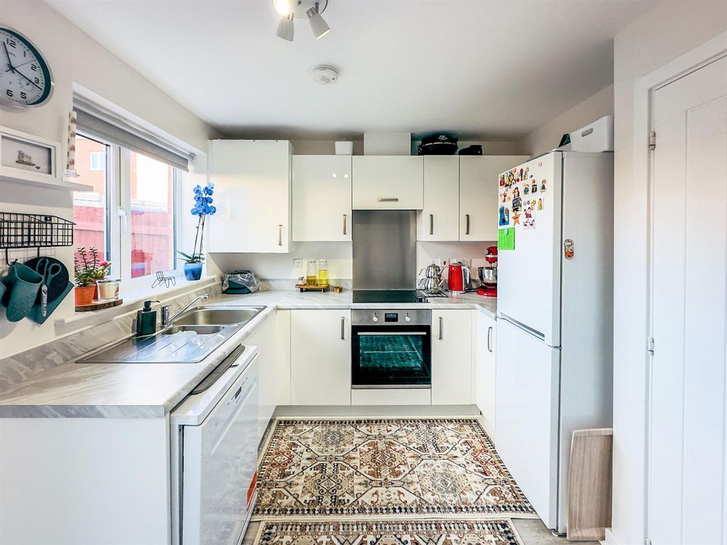 Property photo 3 of 17 Kitchen