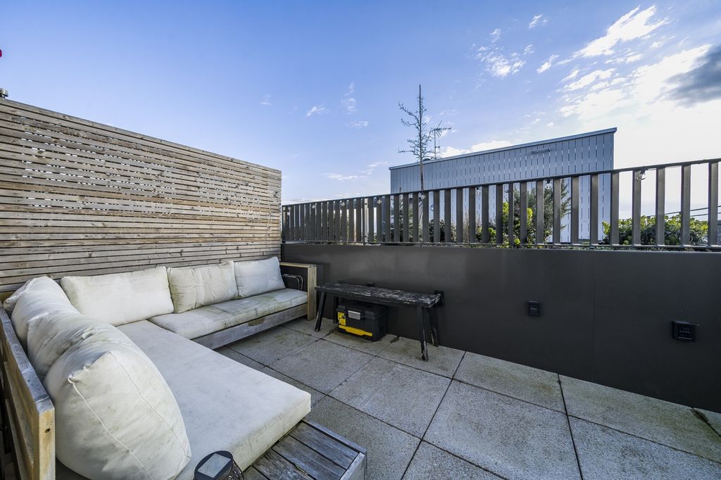 Property photo 1 of 9 Balcony
