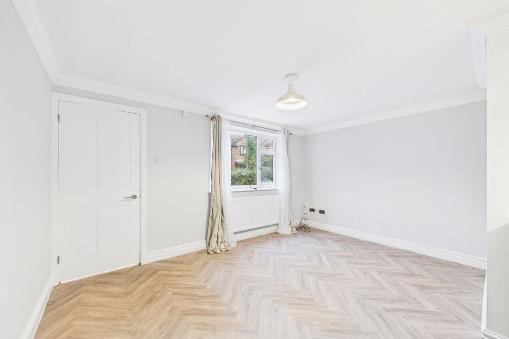 Property photo 2 of 8 Lounge