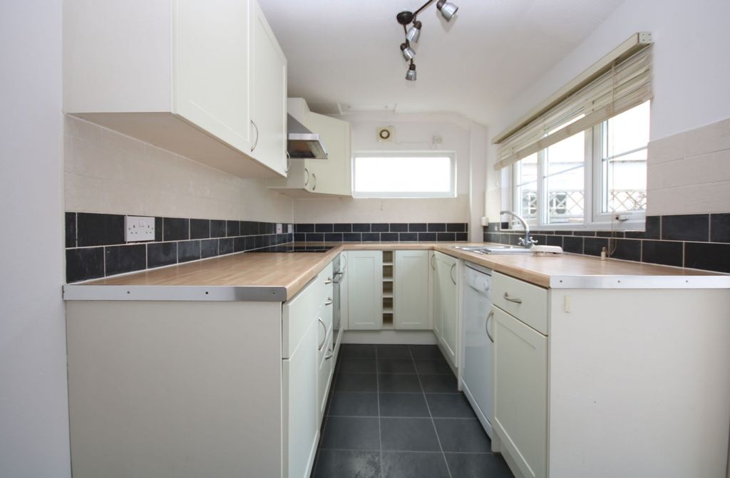 Property photo 3 of 10 Kitchen