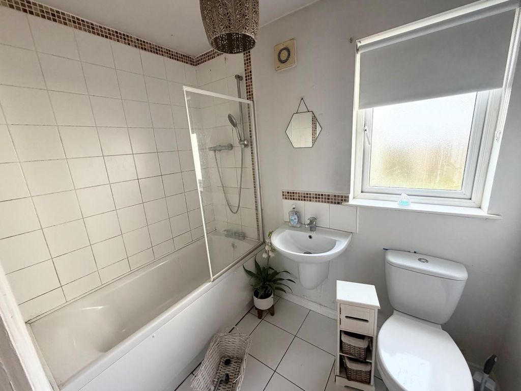 Property photo 1 of 6 Bathroom