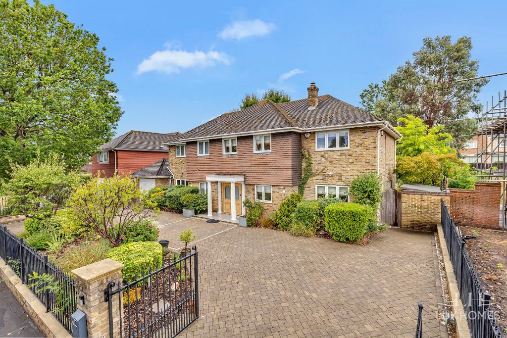 Property photo 1 of 32