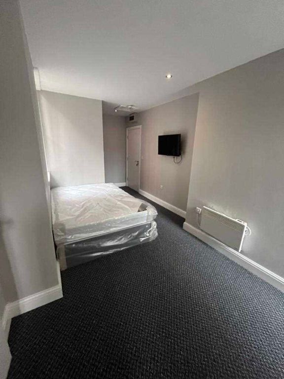 Property photo 2 of 5 Studio Apartment