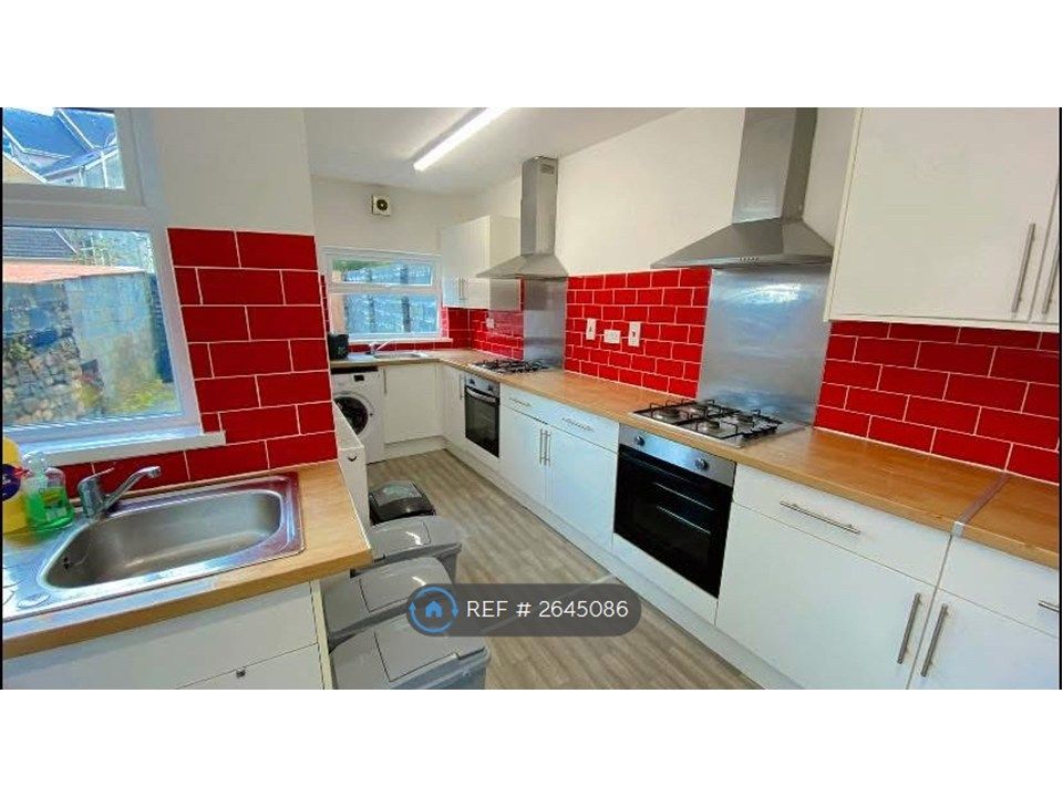Property photo 3 of 5 Spacious Kitchen