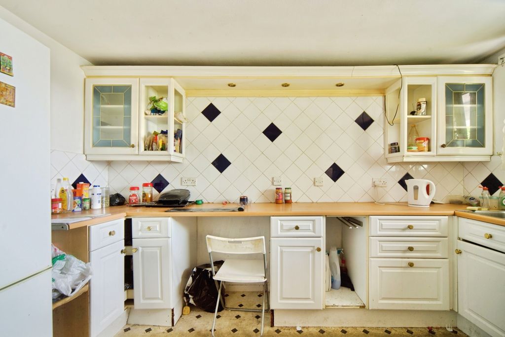 Property photo 3 of 9 Kitchen