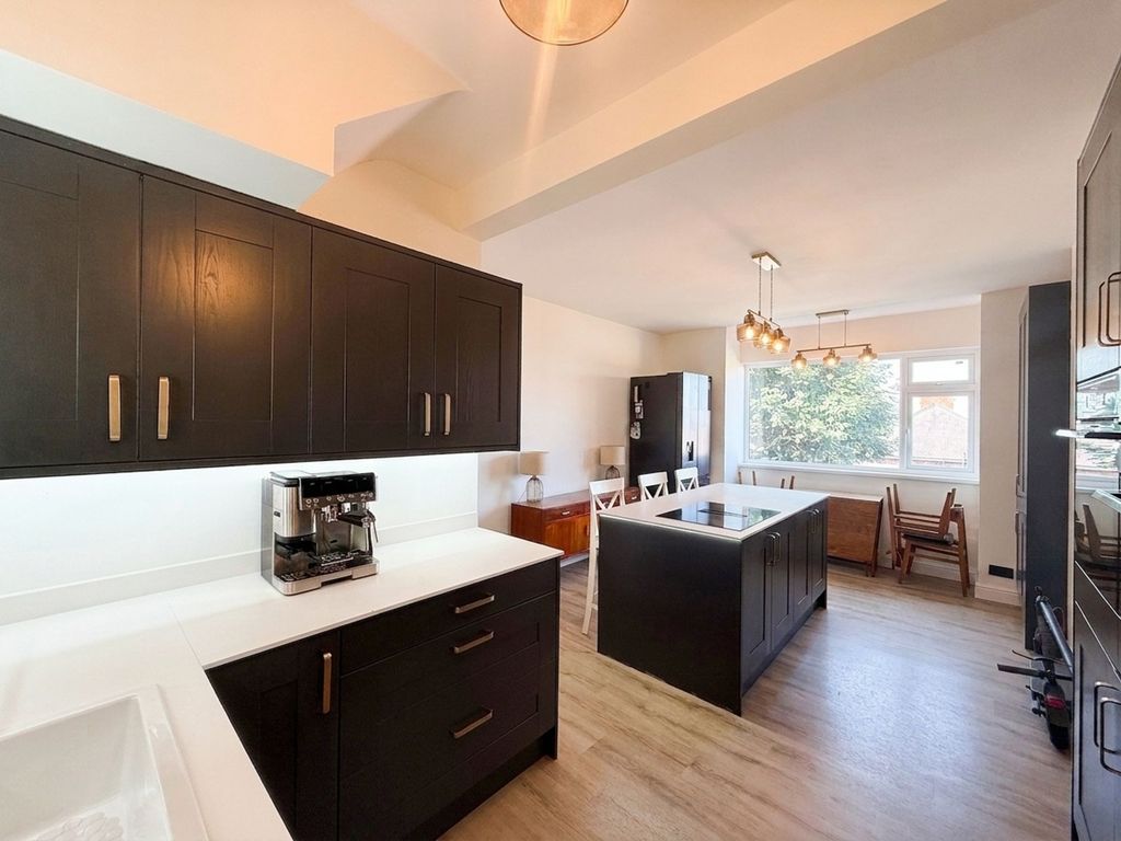 Property photo 2 of 10 Kitchen