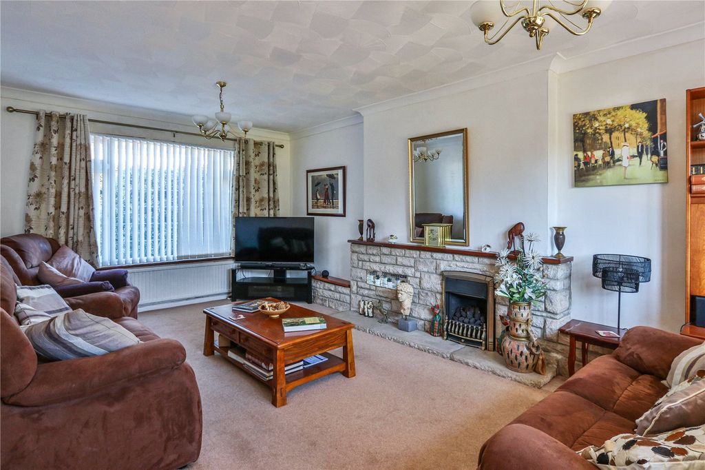 Property photo 3 of 21 Lounge