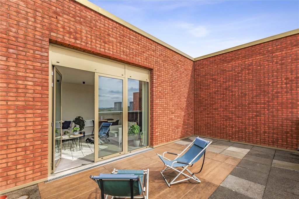 Property photo 3 of 18 Terrace