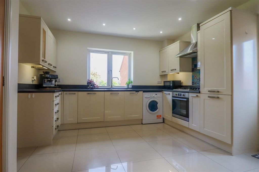 Property photo 2 of 31