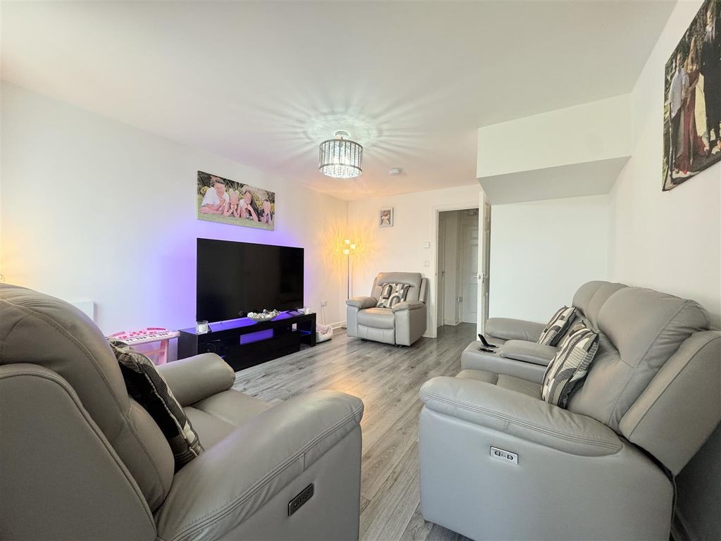 Property photo 2 of 19 Lounge