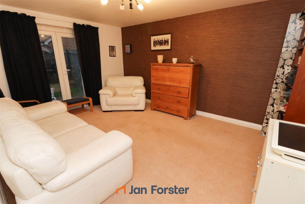 Property photo 2 of 18 Sitting Room