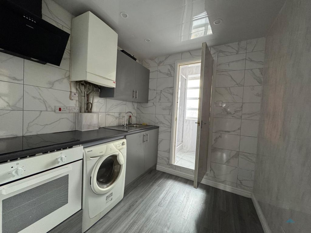 Property photo 1 of 6 2 Bedroom 1st Floor Flat Part Furnished E10