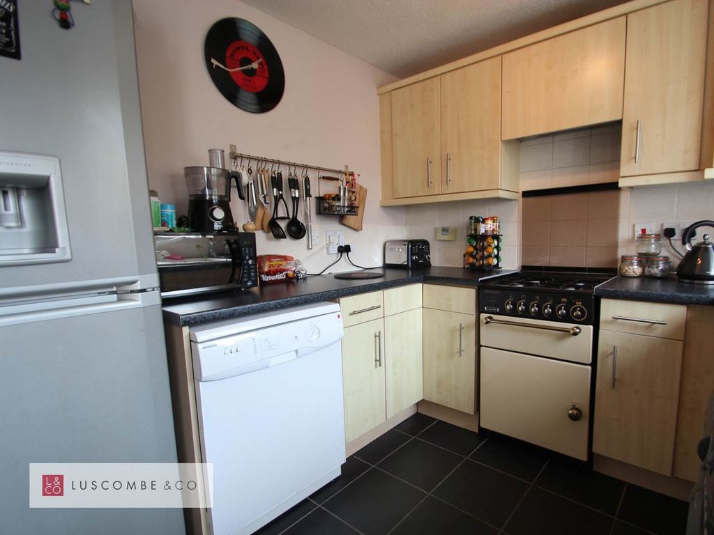 Property photo 3 of 17 Kitchen