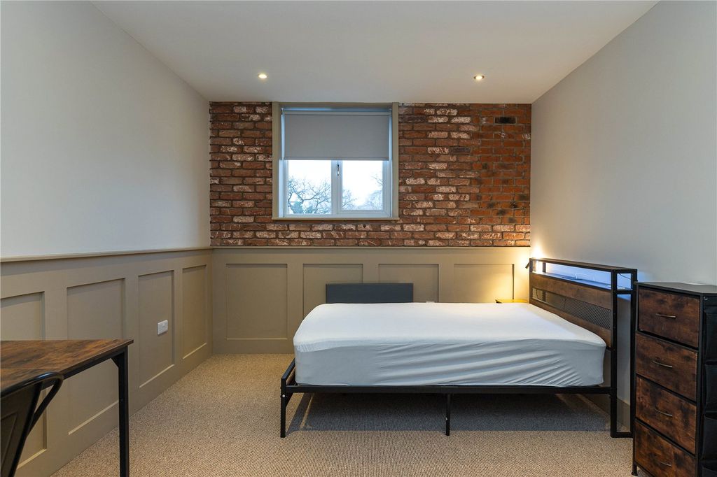 Property photo 1 of 13 Room 3