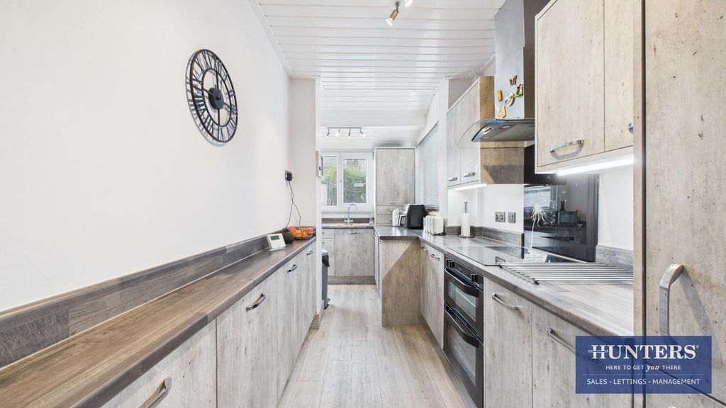 Property photo 3 of 19 Kitchen