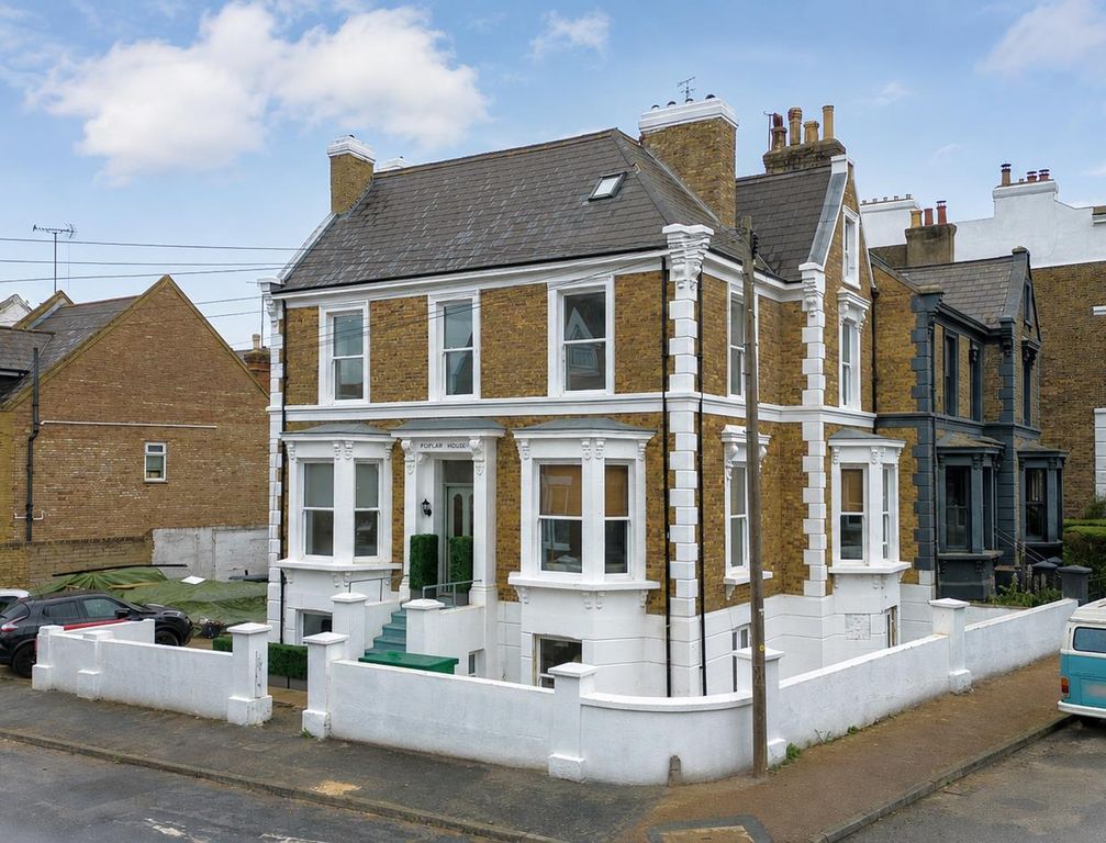Property photo 1 of 8