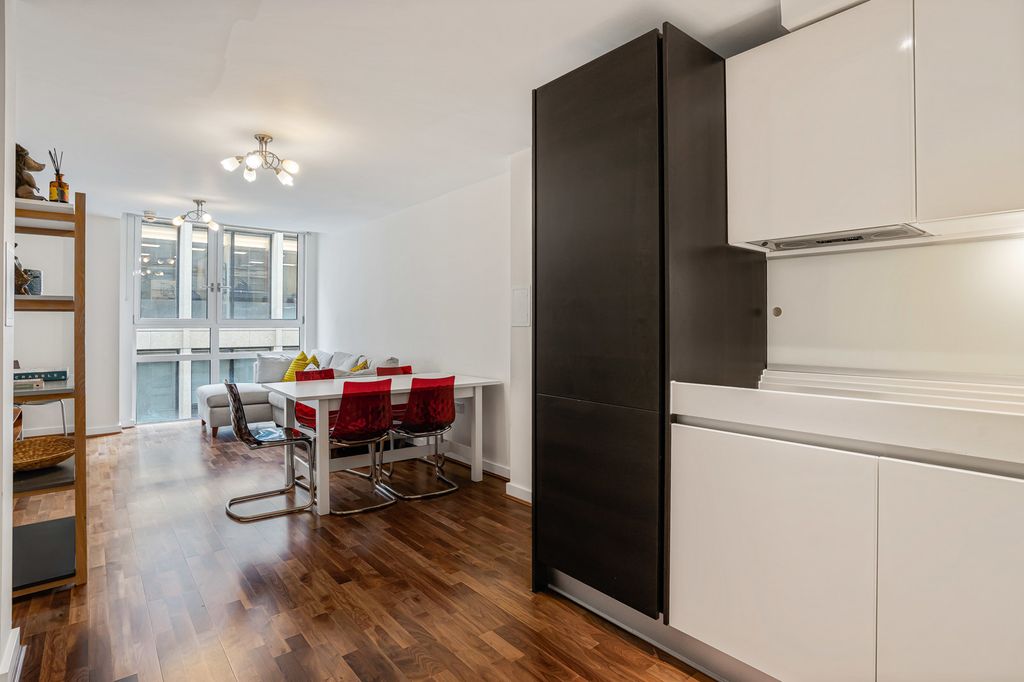 Property photo 3 of 18 Reception/Kitchen