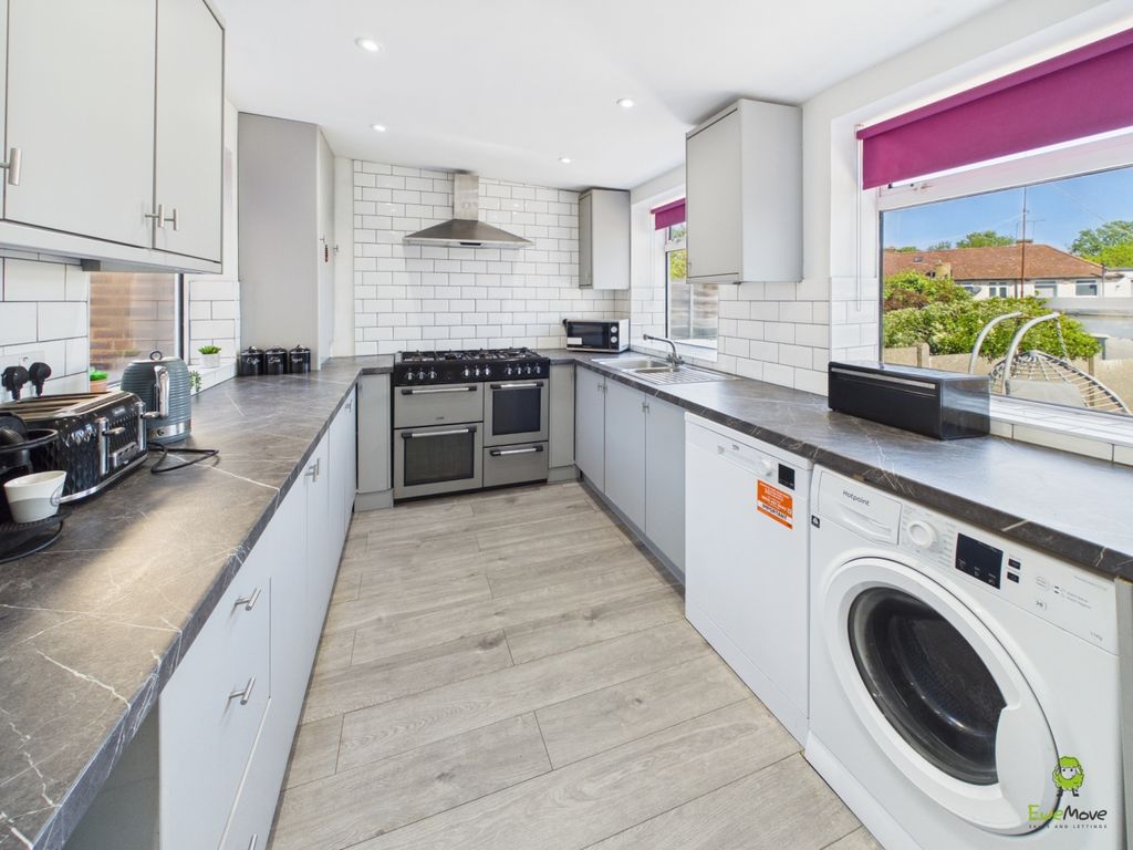 Property photo 2 of 14 Kitchen Presented By James Hillier For Ewemove Bex