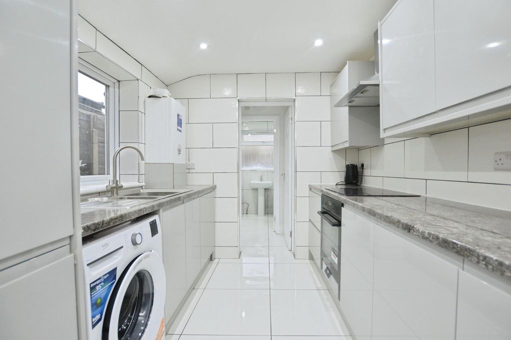 Property photo 1 of 7 Kitchen