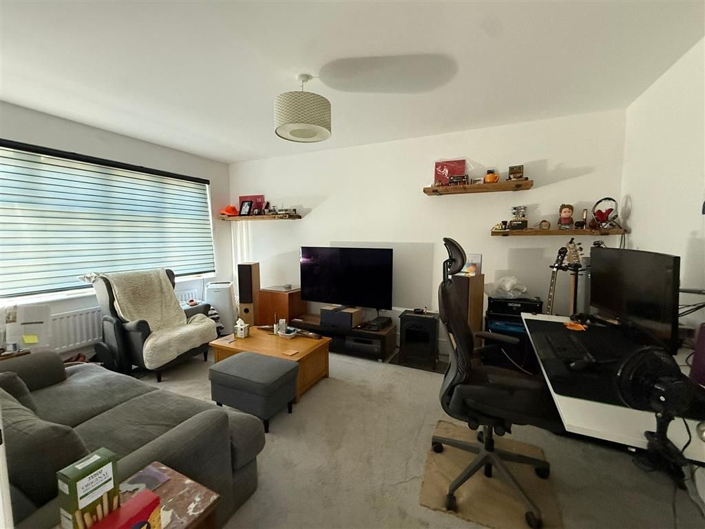 Property photo 3 of 7 Lounge