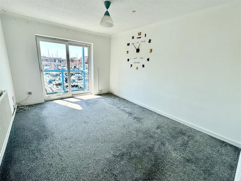 Property photo 2 of 11 Lounge.Jpg