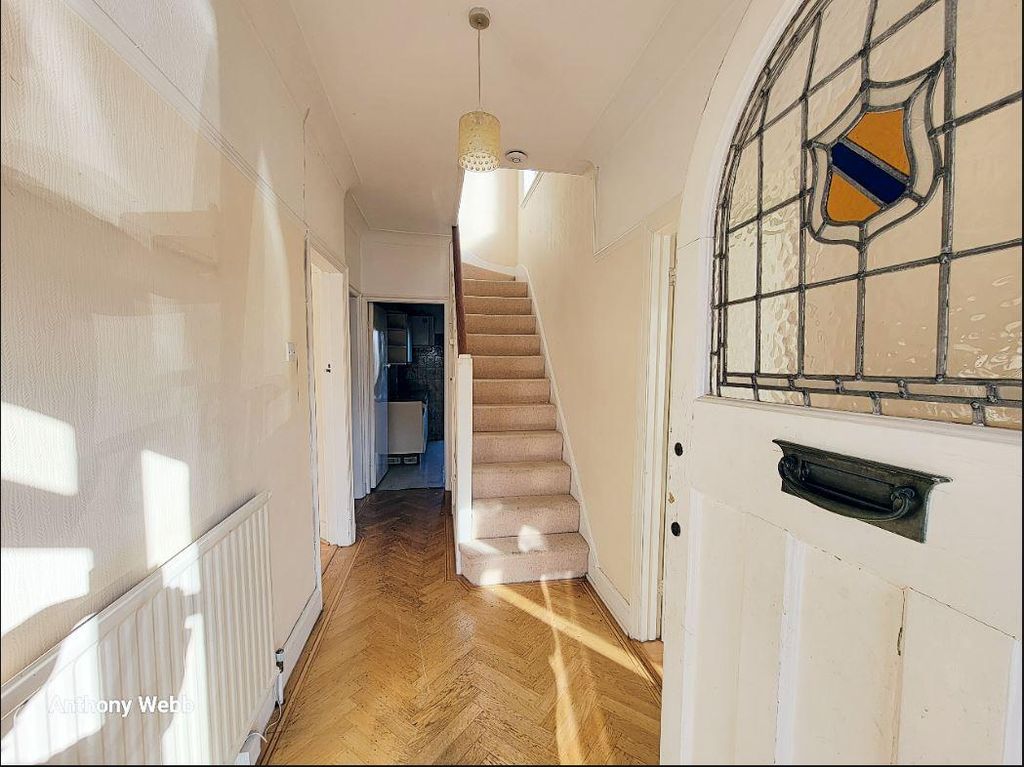 Property photo 3 of 15 Hallwall