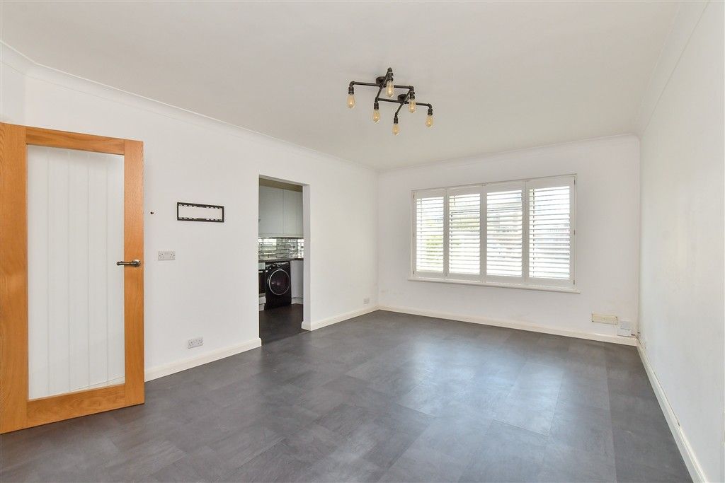 Property photo 3 of 13 Lounge