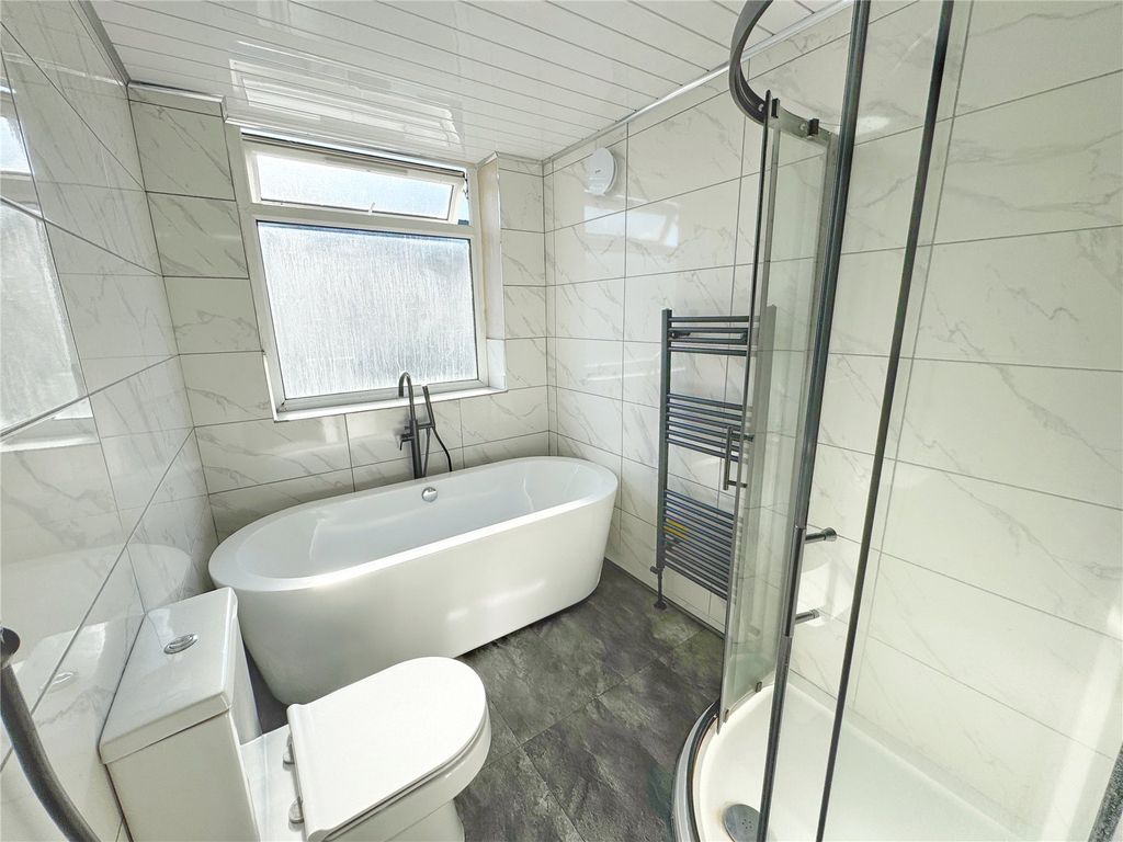 Property photo 3 of 18 4-Piece Bathroom