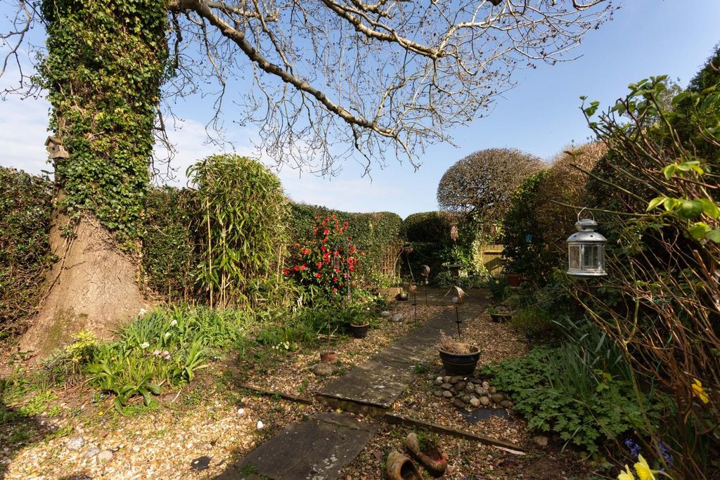 Property photo 3 of 25 Henfield Common South-1.Jpg