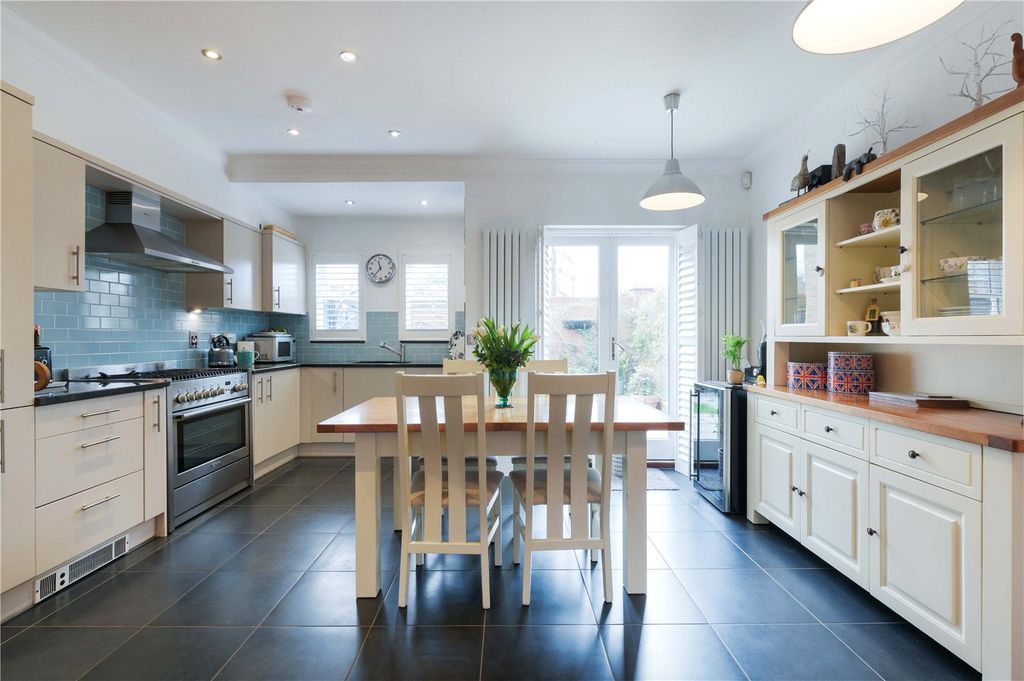 Property photo 3 of 12 Kitchen