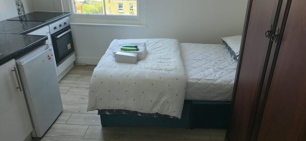Property photo 1 of 12 Cozy Studio Flat In Nw6