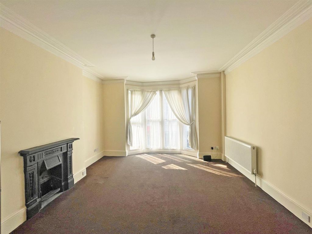 Property photo 2 of 7 Grove4x.Jpg