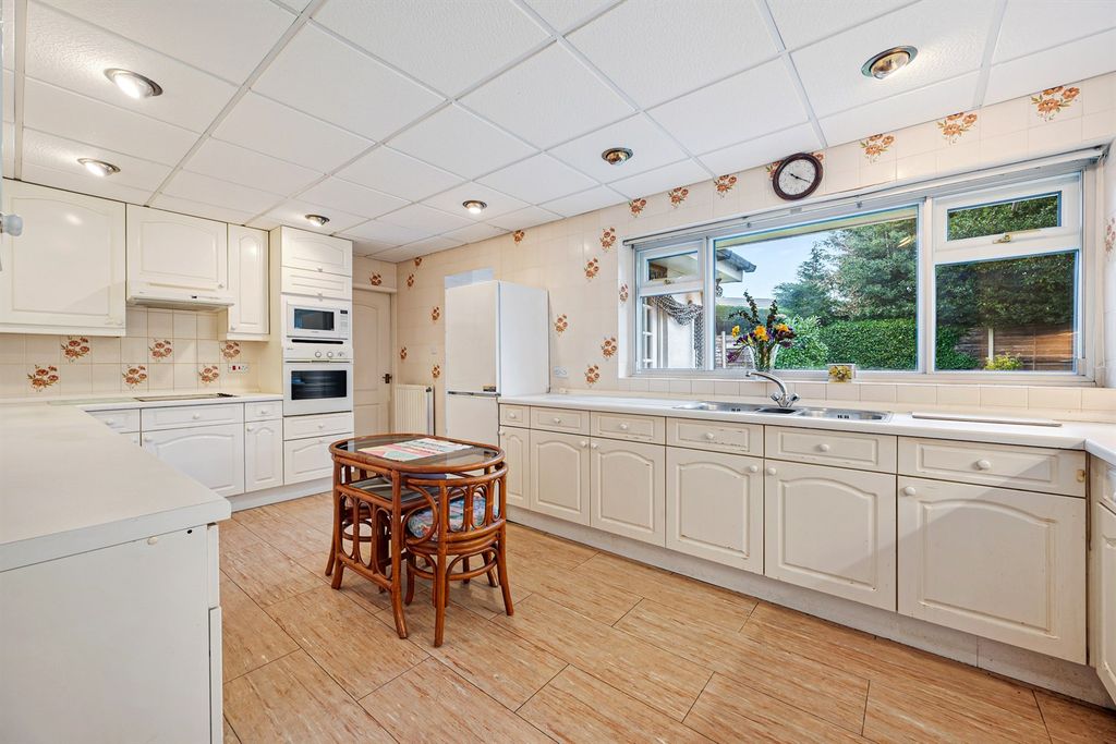 Property photo 2 of 19 Kitchen