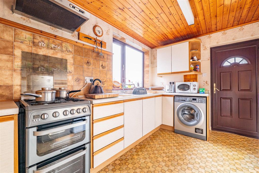 Property photo 3 of 18 Kitchen
