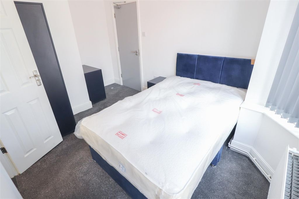 Property photo 3 of 12 36 Albany Road-9.Jpg