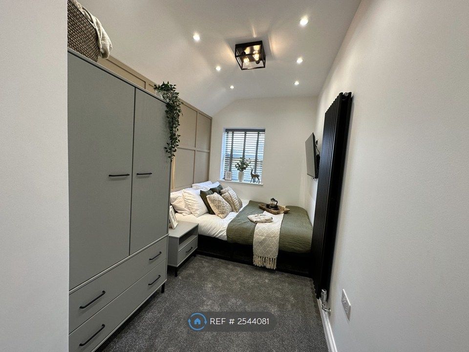 Property photo 1 of 16 Room 5