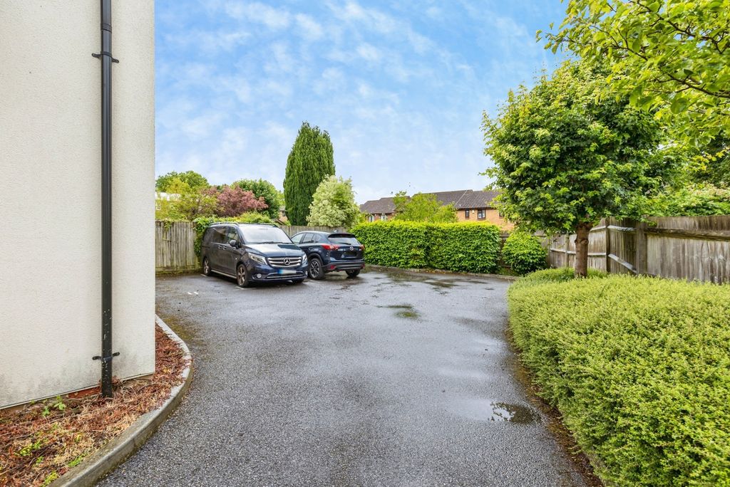 Additional image 10 of 2 bed flat for saleElm Grove, Horsham, West Sussex RH13