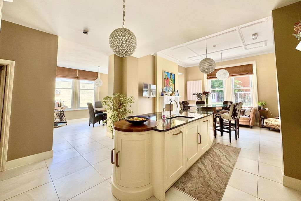 Property photo 2 of 40