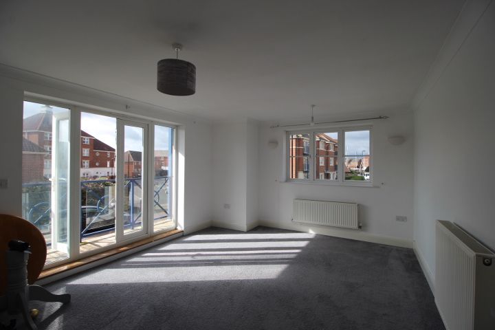 Property photo 3 of 12 Lounge
