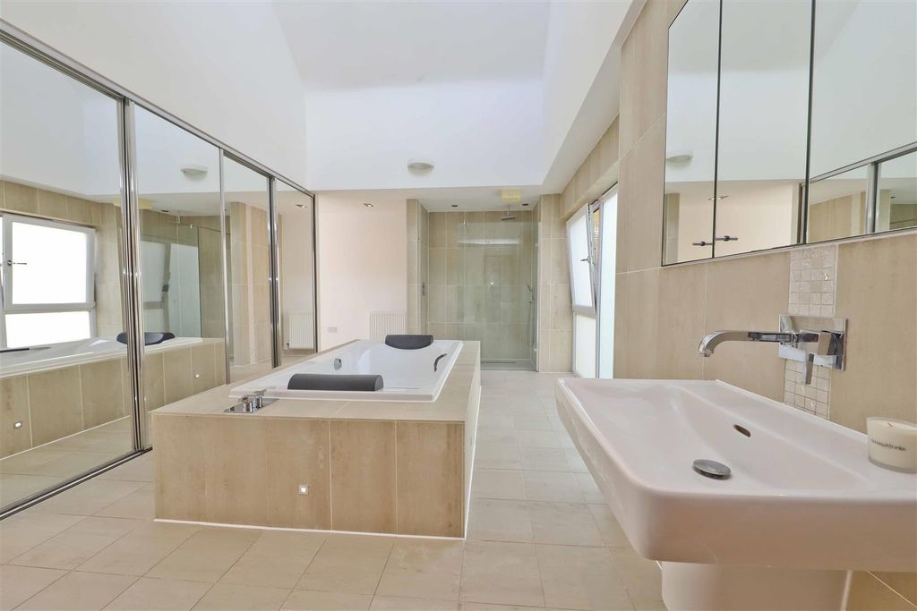 Property photo 3 of 32 En-Suite