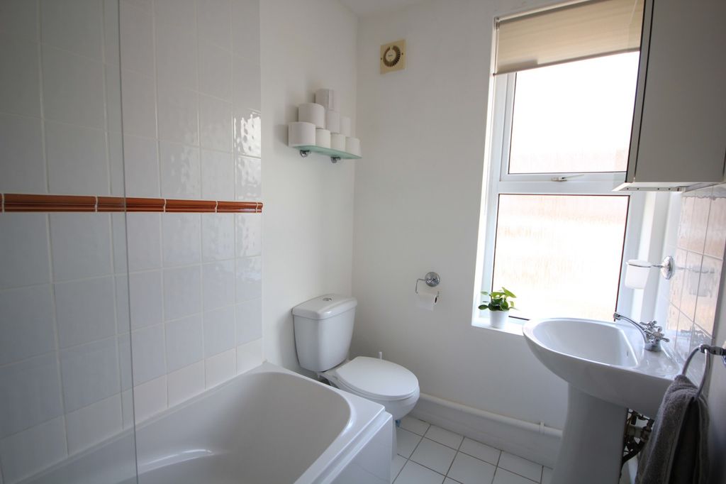Property photo 3 of 9 Bathroom