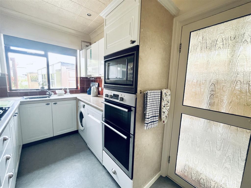 Property photo 3 of 27 Kitchen