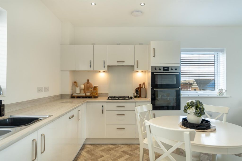 2 bed flat for saleCowleaze Path, Mead Fields - Private Balcony BS29 photo 4