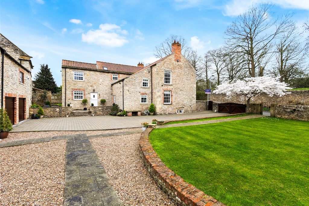 Property photo 1 of 36