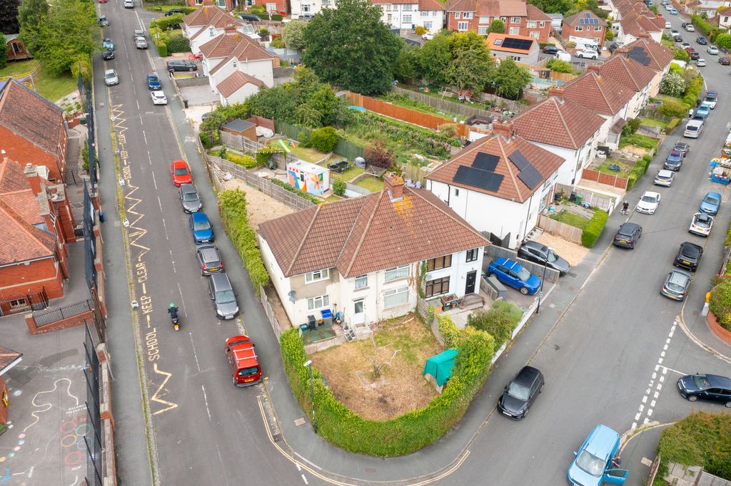 Property photo 1 of 28 Sherwell Road
