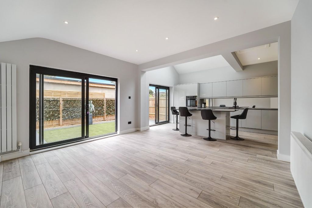 Property photo 2 of 20 Chessington Road (6).Jpg