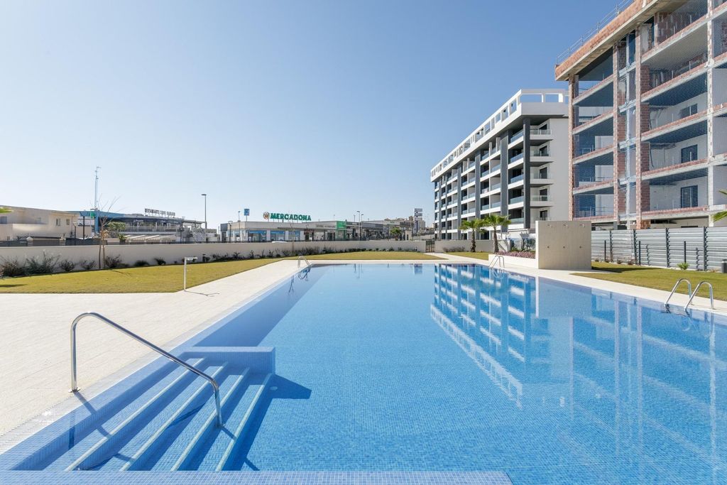 Property photo 1 of 22 New Build Gated Urbanization In Torrevieja Only 700M From The Beach