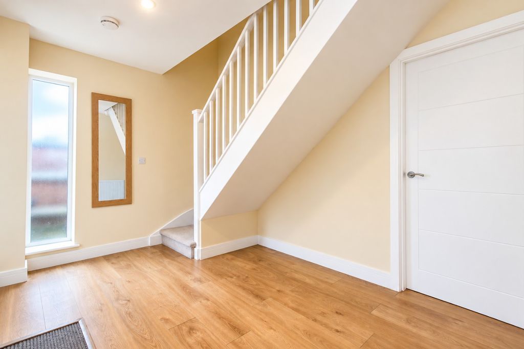 Property photo 2 of 17 Entrance Hall